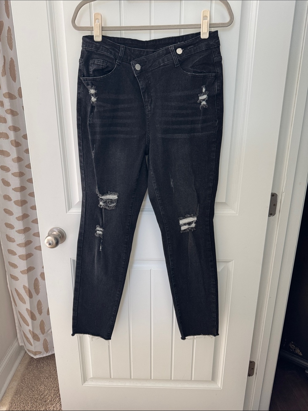 Black Distressed Women's Jeans - Casual High-Rise Skinny